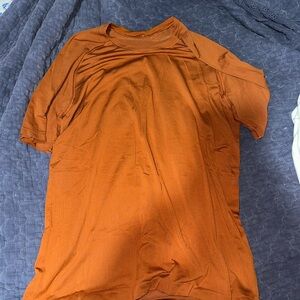 lululemon men’s burnt orange metal vent tee